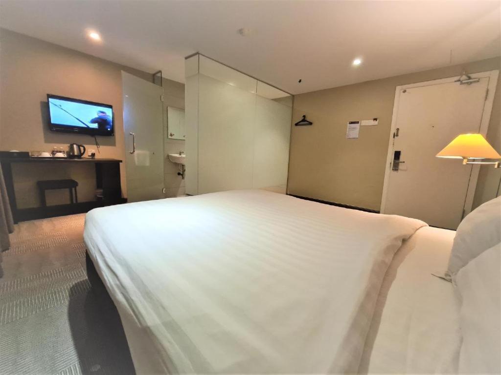 เมอร์เดกา โฮเต็ล Hotel เกอลวง ภายนอก รูปภาพ