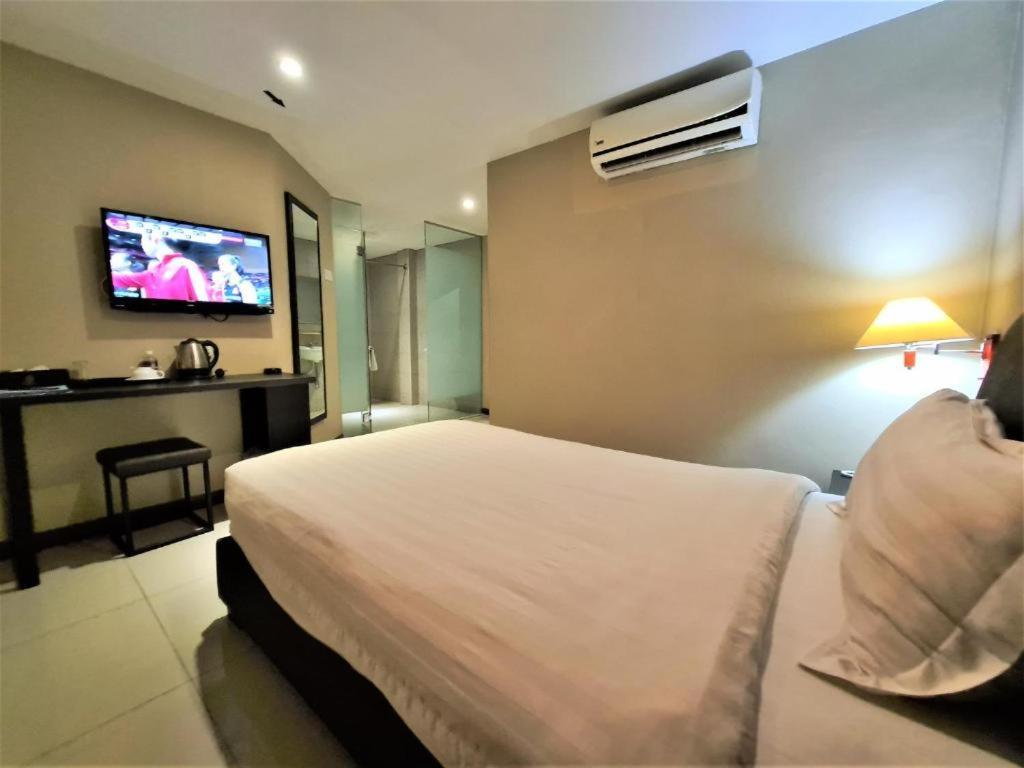 เมอร์เดกา โฮเต็ล Hotel เกอลวง ภายนอก รูปภาพ
