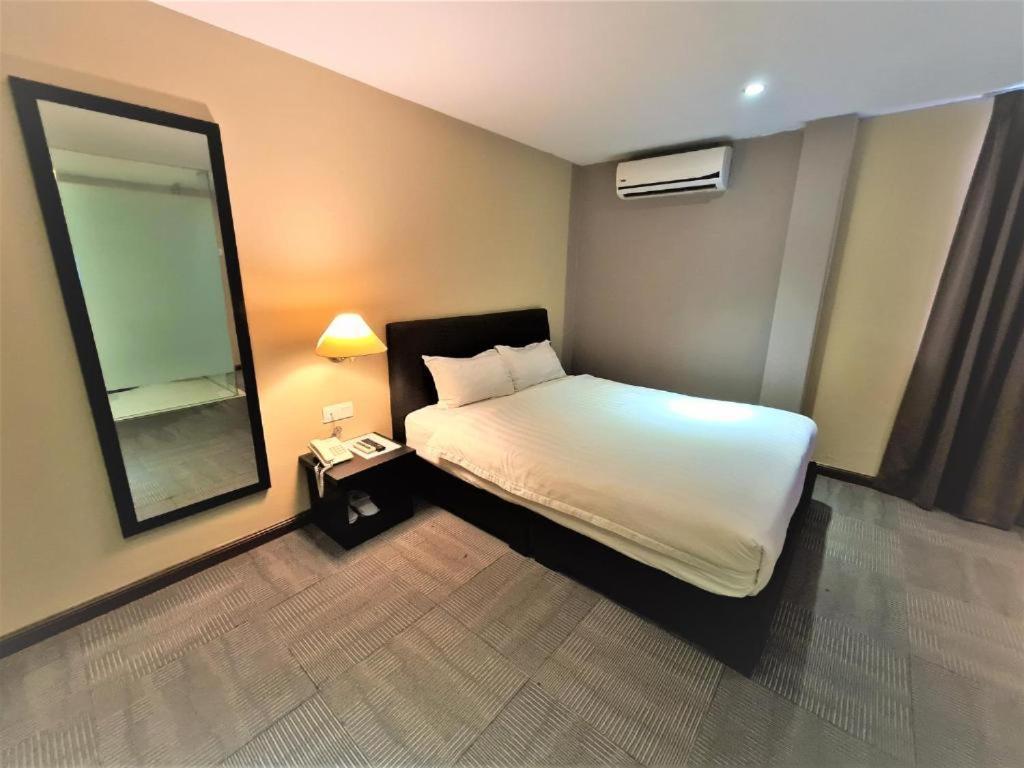เมอร์เดกา โฮเต็ล Hotel เกอลวง ภายนอก รูปภาพ