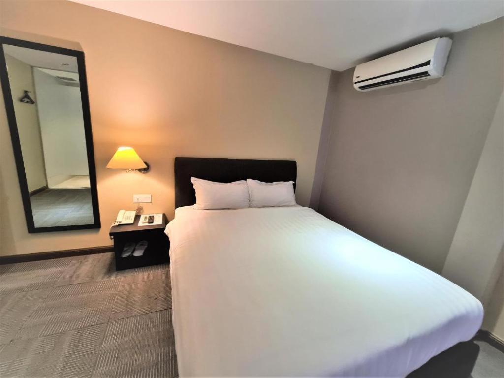 เมอร์เดกา โฮเต็ล Hotel เกอลวง ภายนอก รูปภาพ