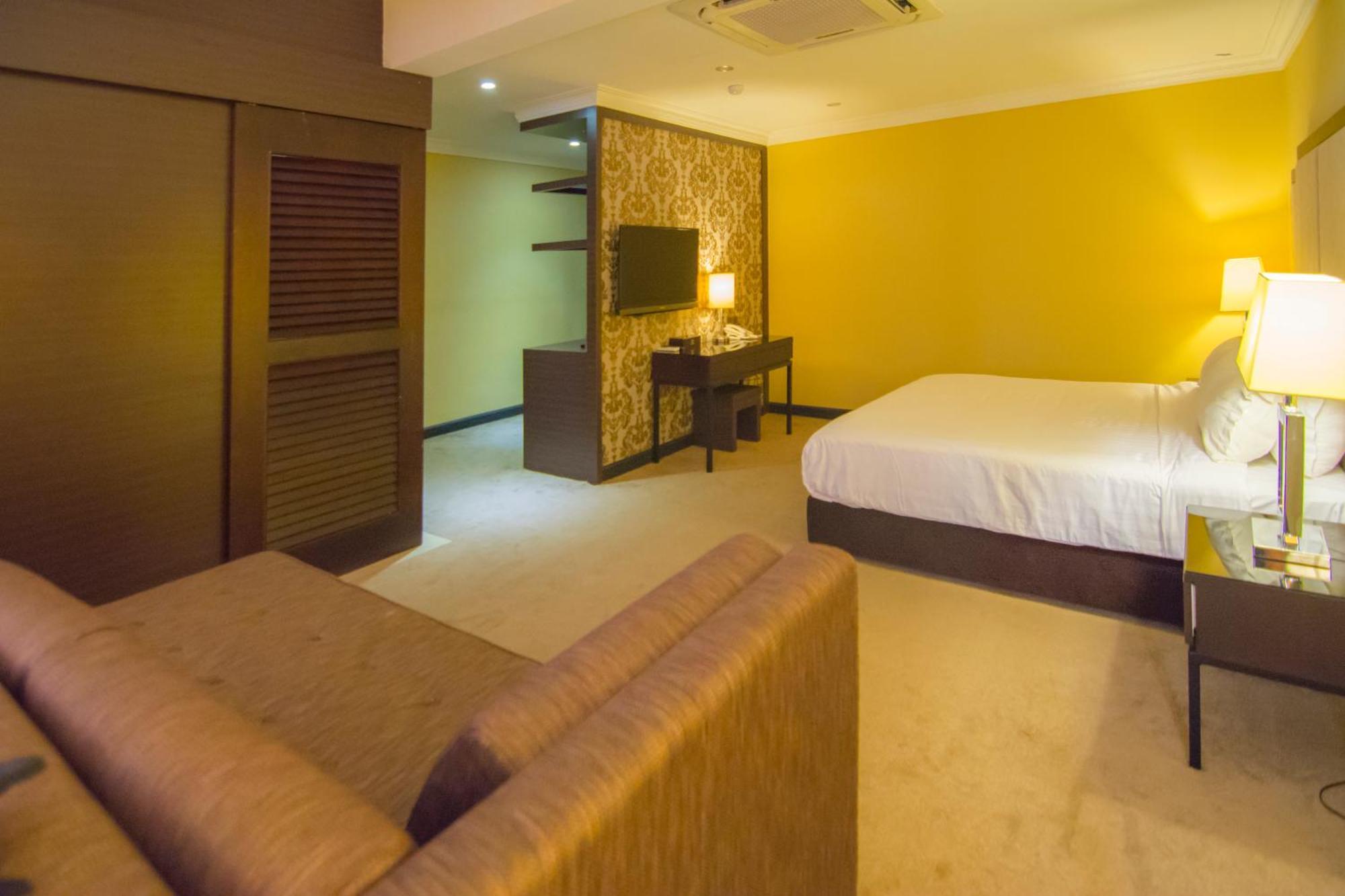 เมอร์เดกา โฮเต็ล Hotel เกอลวง ภายนอก รูปภาพ
