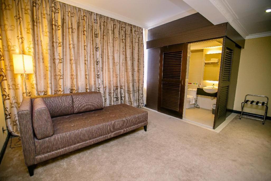 เมอร์เดกา โฮเต็ล Hotel เกอลวง ภายนอก รูปภาพ