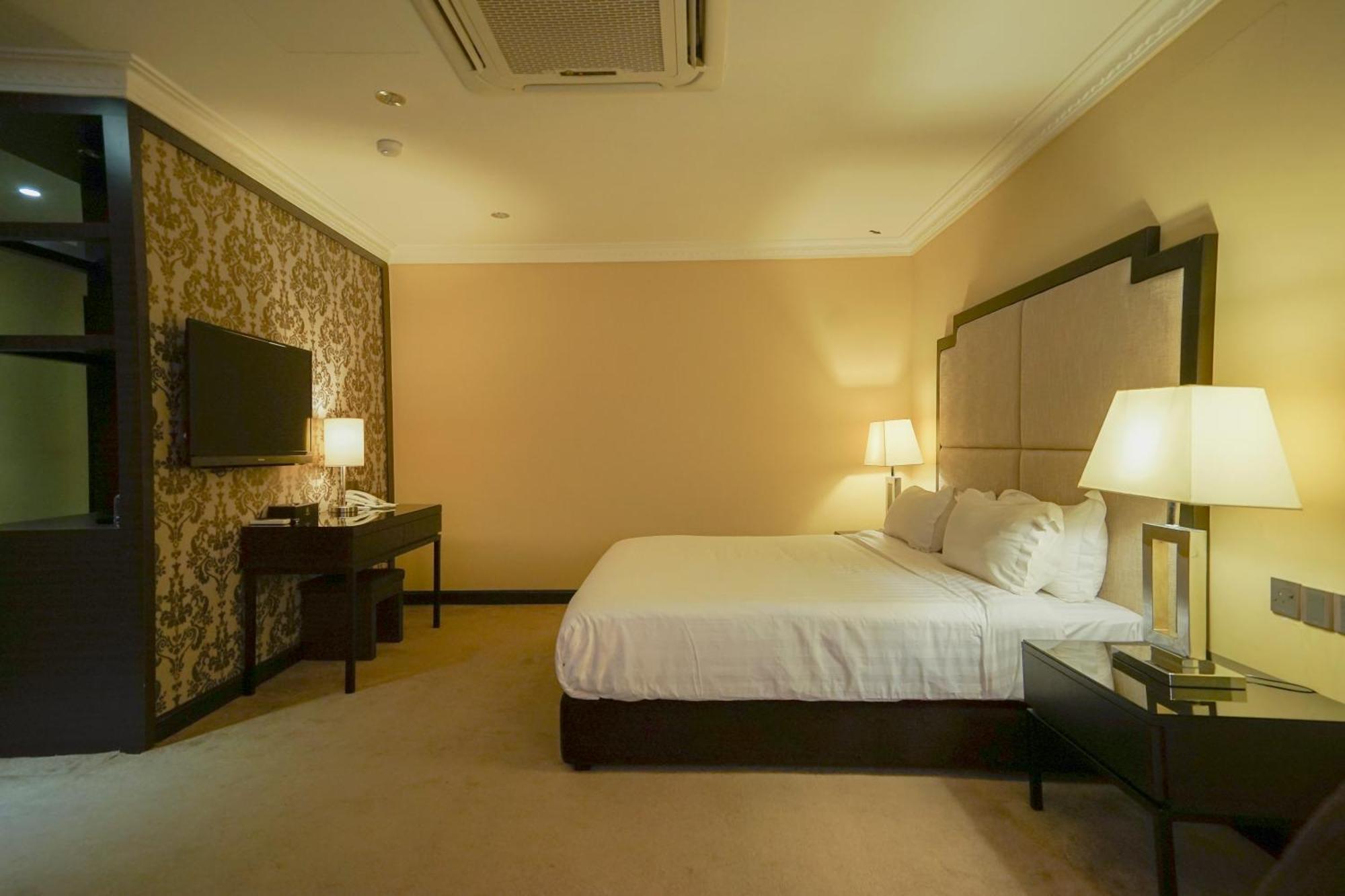 เมอร์เดกา โฮเต็ล Hotel เกอลวง ภายนอก รูปภาพ
