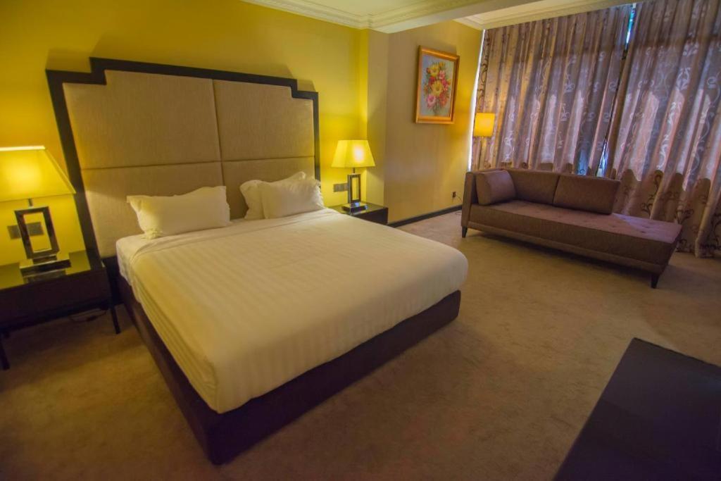 เมอร์เดกา โฮเต็ล Hotel เกอลวง ภายนอก รูปภาพ