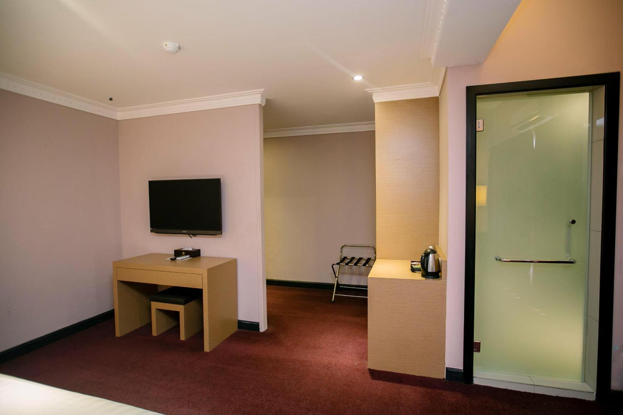 เมอร์เดกา โฮเต็ล Hotel เกอลวง ภายนอก รูปภาพ