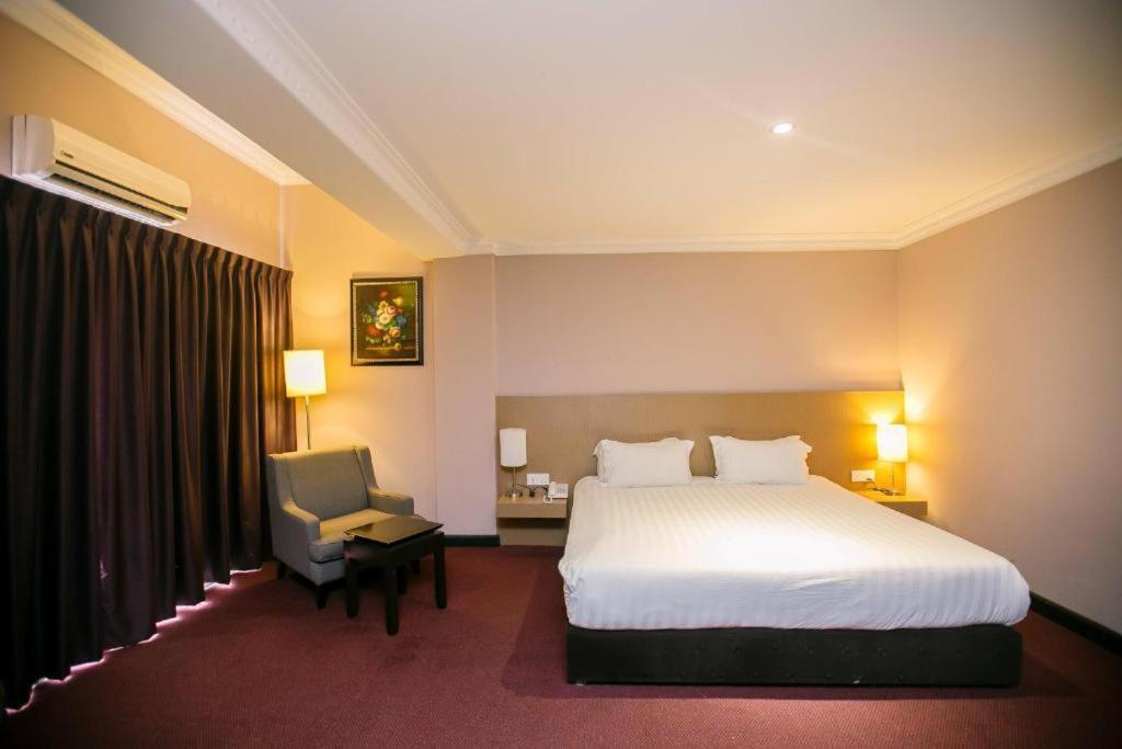เมอร์เดกา โฮเต็ล Hotel เกอลวง ภายนอก รูปภาพ