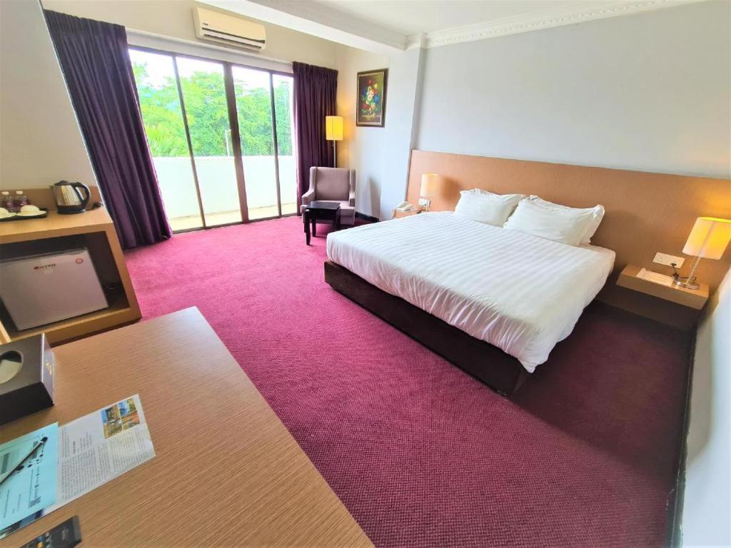 เมอร์เดกา โฮเต็ล Hotel เกอลวง ภายนอก รูปภาพ