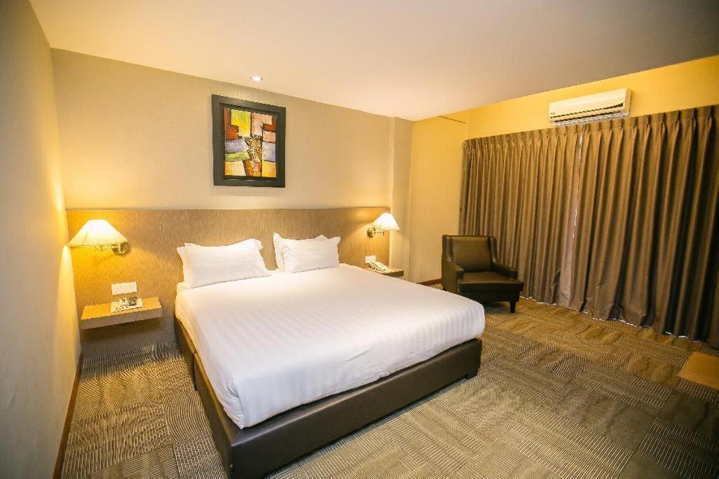 เมอร์เดกา โฮเต็ล Hotel เกอลวง ภายนอก รูปภาพ
