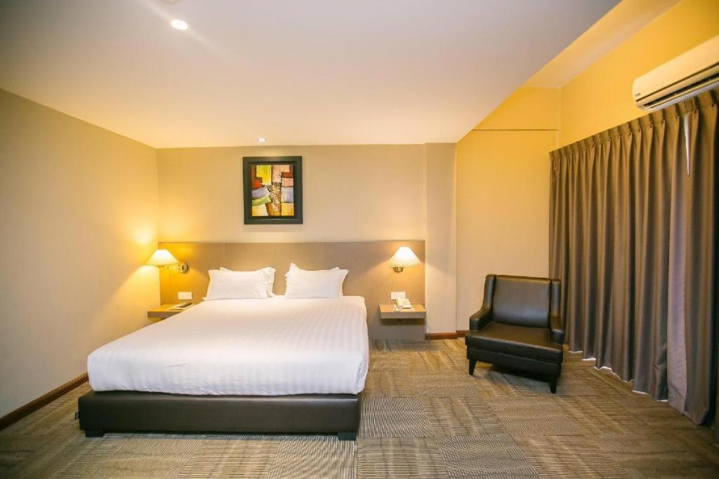 เมอร์เดกา โฮเต็ล Hotel เกอลวง ภายนอก รูปภาพ