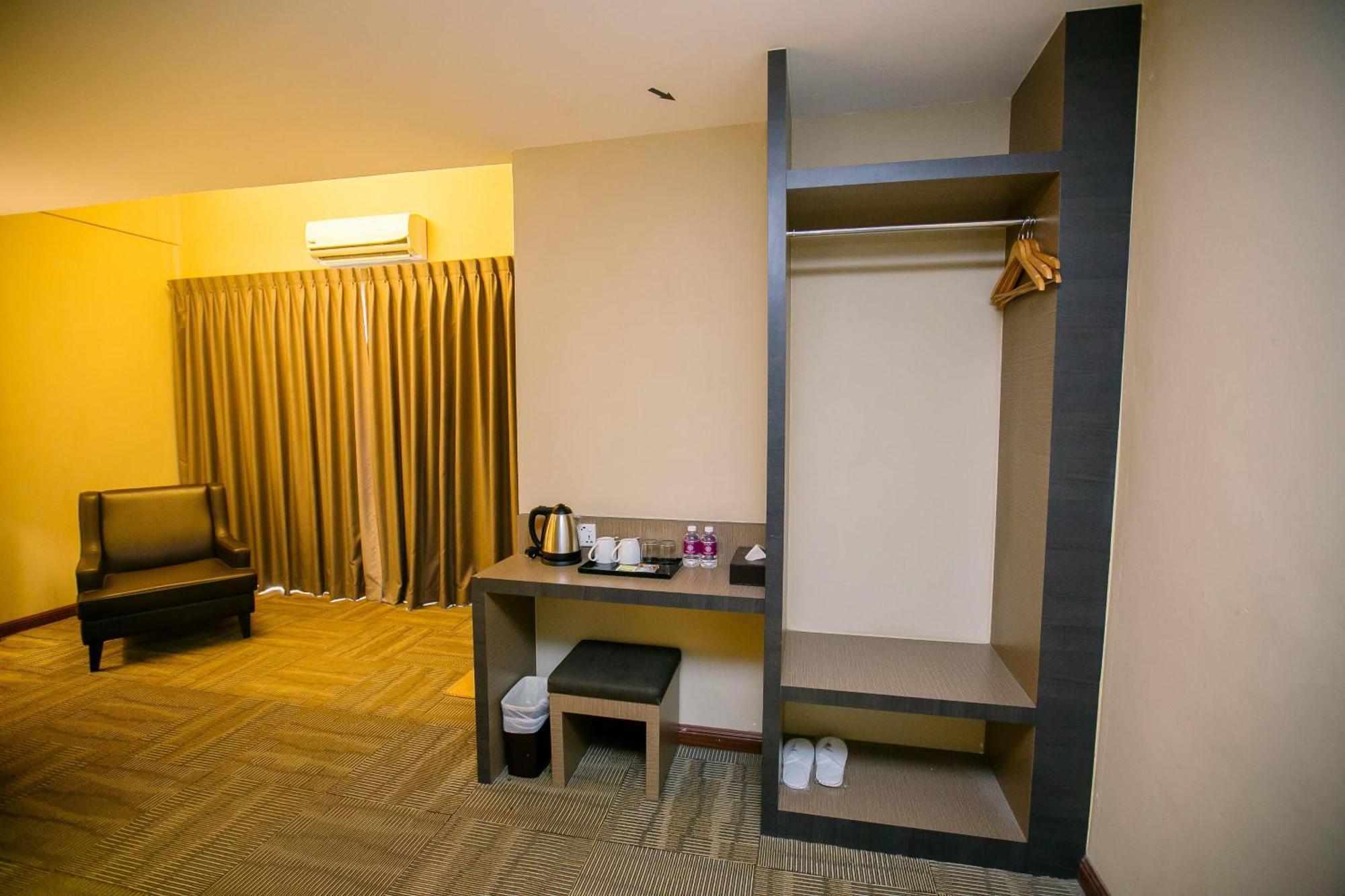 เมอร์เดกา โฮเต็ล Hotel เกอลวง ภายนอก รูปภาพ